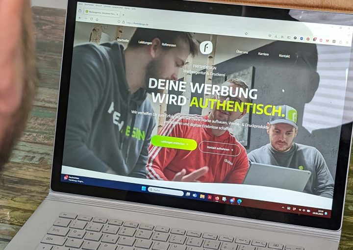Ferdinand schaut auf einen Laptop-. Auf dem Bildschirm ist die Website von Freshdesign zu sehen